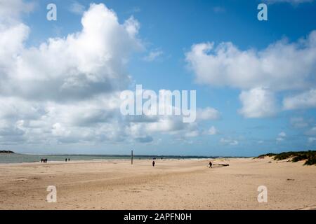 Nuages blancs sur la plage, Aberdovey, Aberdyfi, Pays de Galles Banque D'Images