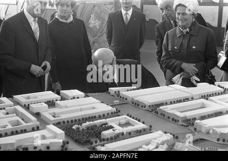Exposition City Hall concurrence Amsterdam ouvert dans la RAI Description: Mayor Samkalden Views model Date: 21 mars 1969 lieu: Amsterdam, Noord-Holland mots clés: Maires, moquettes, expositions Nom personnel: Samkalden, Ivo Nom de l'institution: RAI Banque D'Images