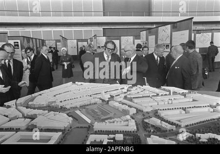 Exposition City Hall Competition Amsterdam ouvert au RAI Description: Mayor Samkalden et architecte Holzbauer (à gauche) voir le modèle Date: 21 mars 1969 lieu: Amsterdam, Noord-Holland mots clés: Modèles, expositions Nom personnel: Holzbauer, Wilhelm, Samkalden, Ivo Nom de l'institution: RAI Banque D'Images