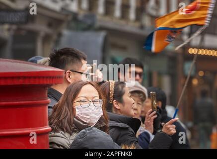 Masque anti-coronavirus porté par un touriste chinois en dehors de Trinity College, université de Cambridge, Angleterre, Royaume-Uni, menace le 22 février 2020. Banque D'Images