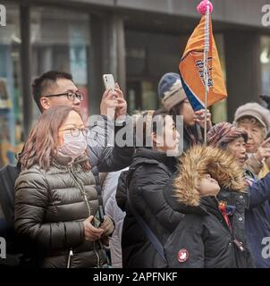 Masque anti-coronavirus porté par un touriste chinois en dehors de Trinity College, université de Cambridge, Angleterre, Royaume-Uni, menace le 22 février 2020. Banque D'Images