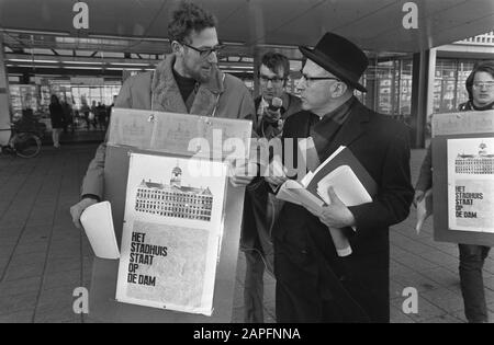 Exposition Concours Hôtel de Ville Amsterdam ouvert au RAI Description: Maire Samkalden avec des manifestants (qui trouvent le Palais sur la meilleure mairie du Dam) Date: 21 Mars 1969 lieu: Amsterdam, Noord-Holland mots clés: Maires, manifestants, expositions Nom personnel: Samkalden, Ivo Nom de l'institution: RAI Banque D'Images