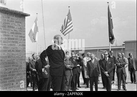 Le maire Samkalden a ouvert un nouveau bâtiment de Cargill Soyabonen Cy à Amsterdam, au cours de la tournée Date: 22 mai 1968 lieu: Amsterdam, Noord-Holland mots clés: Soja, maires, bâtiments, ouvertures, allées Nom personnel: Cargill, Samkalden, Ivo Banque D'Images
