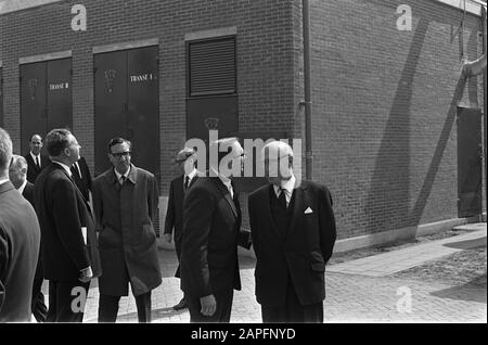 Le maire Samkalden a ouvert un nouveau bâtiment de Cargill Soyabonen Cy à Amsterdam, au cours de la tournée Date: 22 mai 1968 lieu: Amsterdam, Noord-Holland mots clés: Soja, maires, bâtiments, ouvertures, allées Nom personnel: Cargill, Samkalden, Ivo Banque D'Images