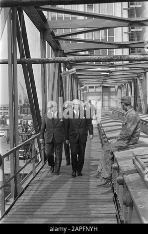 Le maire Samkalden a ouvert un nouveau bâtiment de Cargill Soyabonen Cy à Amsterdam, au cours de la tournée Date: 22 mai 1968 lieu: Amsterdam, Noord-Holland mots clés: Soja, maires, bâtiments, ouvertures, allées Nom personnel: Cargill, Samkalden, Ivo Banque D'Images