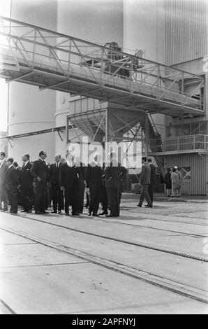 Le maire Samkalden a ouvert un nouveau bâtiment de Cargill Soyabonen Cy à Amsterdam, au cours de la tournée Date: 22 mai 1968 lieu: Amsterdam, Noord-Holland mots clés: Soja, maires, bâtiments, ouvertures, allées Nom personnel: Cargill, Samkalden, Ivo Banque D'Images