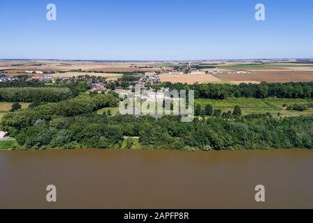 France, Loir et Cher, Saint Denis sur Loire, le village et le château et jardin de Saint Denis sur Loire, la Loire en face // France, Loir-et-Cher (41), Banque D'Images