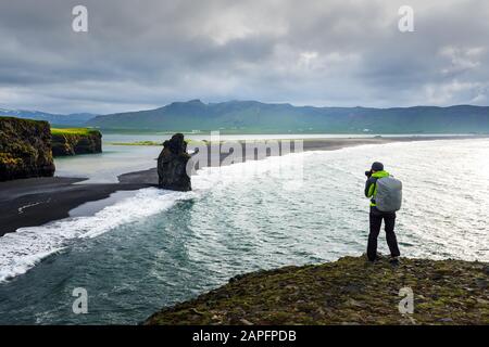 Vue incroyable sur la plage noire et les falaises de Troll. Reynisdrangar, Vik, Islande. Photographie de paysage Banque D'Images