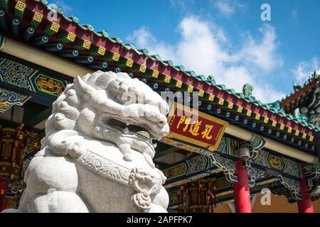 Hongkong, Chine - Novembre 2019: Classique, sculpture chinoise de dragon et entrée du temple de Wong Tai Sin Temple, à Hong Kong Banque D'Images