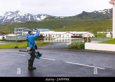 Photographe prendre photo dans la ville de Grundarfjordur près de la célèbre cascade Kirkjufell, Islande, Europe Banque D'Images