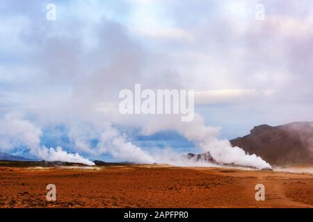 Fumeurs fumerolles sur Hverarond Valley, au nord de l'Islande, de l'Europe. Photographie de paysage Banque D'Images