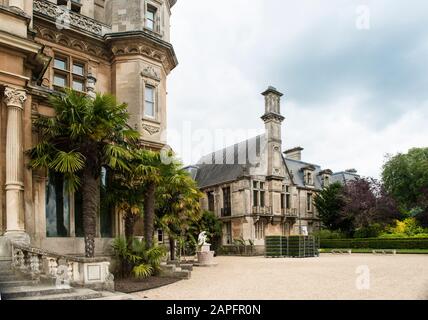 Extérieur du manoir de Waddesdon entouré de gravier et de palmiers. Journée du ciel bleu et du nuage blanc. Maison historique du Baron Ferdinand Rothschild. Maintenant un musée. Banque D'Images