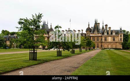 Vue spectaculaire sur le manoir de Waddesdon, ancienne maison de Ferdinand Rothschild. Pelouse avant immaculée et sentiers d'entrée bordés d'arbres. Pas de gens. ROYAUME-UNI. Banque D'Images