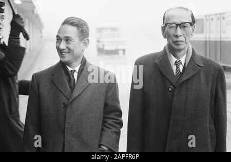 Maire d'Osaka (Japon) avec secrétaire à Schiphol arrivée de Kasra Chuma Date : 14 janvier 1964 lieu : Noord-Holland, Schiphol mots clés : arrivées, maires, secrétaires Banque D'Images