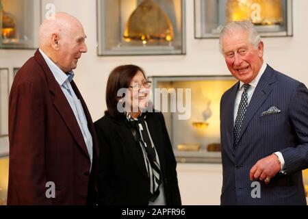 Le Prince de Galles (à droite) rencontre George Shefi et Marta Wise lors d'une réception pour les survivants britanniques de l'Holocauste au Musée israélien de Jérusalem le premier jour de sa visite en Israël et dans les territoires palestiniens occupés. Banque D'Images