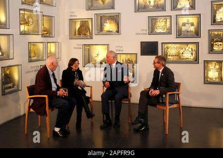 Le Prince de Galles (deuxième à droite) rencontre George Shefi et Marta Wise (à gauche) lors d'une réception pour les survivants britanniques de l'Holocauste au Musée israélien de Jérusalem le premier jour de sa visite en Israël et dans les territoires palestiniens occupés. Banque D'Images