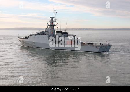 Le navire de patrouille offshore de classe Royal Navy River HMS MEDWAY navigue pour les Caraïbes Banque D'Images