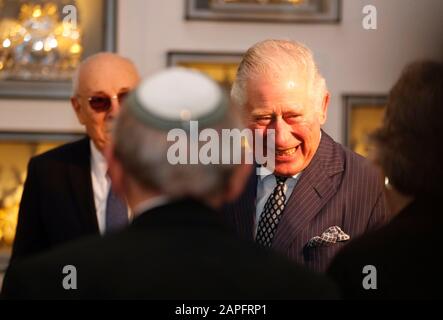 Le Prince de Galles accueille des invités lors d'une réception pour les survivants britanniques de l'Holocauste au Musée israélien de Jérusalem le premier jour de sa visite en Israël et dans les territoires palestiniens occupés. Banque D'Images