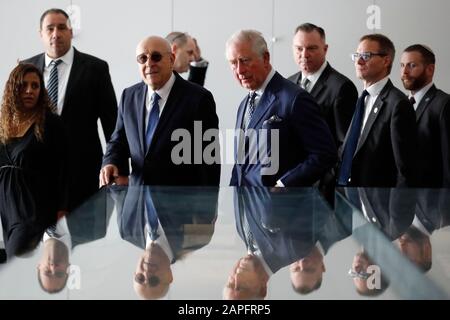 Le Prince de Galles (centre) et le Président du Conseil d'administration du Musée israélien Isaac Molho (troisième à gauche) lors d'une réception pour les survivants britanniques de l'Holocauste au Musée israélien de Jérusalem le premier jour de sa visite en Israël et dans les territoires palestiniens occupés. Banque D'Images