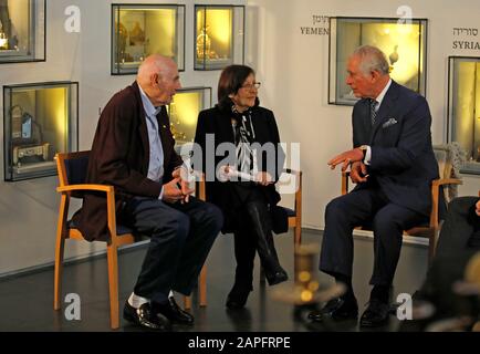 Le Prince de Galles rencontre George Shefi et Marta Wise lors d'une réception pour les survivants britanniques de l'Holocauste au Musée israélien de Jérusalem le premier jour de sa visite en Israël et dans les territoires palestiniens occupés. Banque D'Images