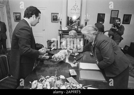 Déclaration de naissance d'une fille de Christina par Jorge Guillermo à l'Hôtel de Ville d'Utrecht Description: Le maire vos-van Gortel mains Jorge Guillermo un cadeau Date: 13 octobre 1981 lieu: Utrecht, Utrecht mots clés: Déclarations, maires, princesses, mairie Nom personnel: Guillermo, Bernardo, Guillermo, Jorge, Juliana, princesse Banque D'Images