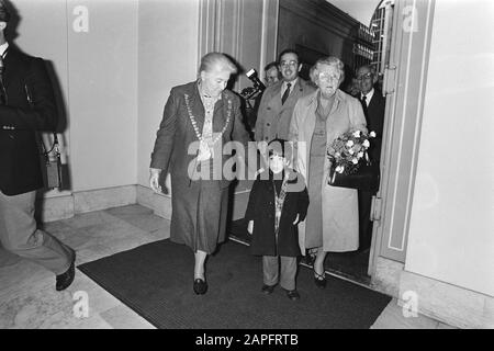 Déclaration de naissance d'une fille de Christina par Jorge Guillermo à l'Hôtel de Ville d'Utrecht Description: Maire vos-van Gortel (à gauche) accompagné à l'arrivée (v.l.n.r.) Jorge Guillermo, Bernardo et Princess Juliana Date: 13 octobre 1981 lieu: Utrecht, Utrecht mots clés: Arrivées, maires, princesses, mairie Nom personnel: Guillermo, Bernardo, Guillermo, Jorge, Juliana, Princesse Banque D'Images