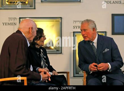 Le Prince de Galles rencontre George Shefi et Marta Wise lors d'une réception pour les survivants britanniques de l'Holocauste au Musée israélien de Jérusalem le premier jour de sa visite en Israël et dans les territoires palestiniens occupés. Banque D'Images