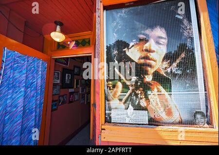 Vancouver (Colombie-Britannique), Canada : gros plan de l'entrée du petit sanctuaire Jimi Hendrix, où vit la légende Banque D'Images