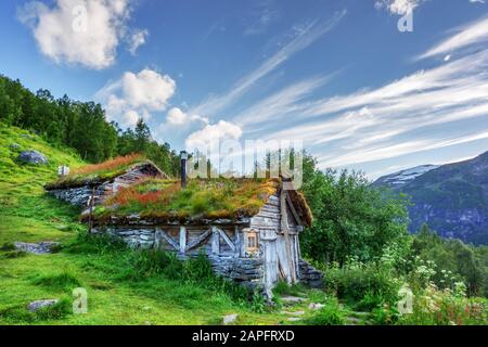 Vieilles maisons en bois typiquement norvégiennes avec toits en herbe près du fjord Sunnylvsfjorden et de célèbres chutes d'eau Seven Sisters, dans l'ouest de la Norvège. Photographie de paysage Banque D'Images