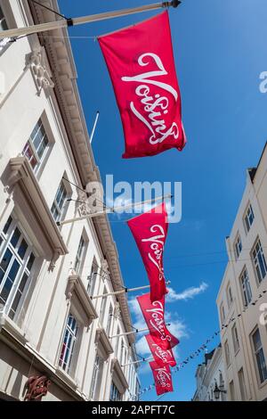 JESRSEY, ÎLES ANGLO-NORMANDES - 08 JUIN 2019 : enseignes au-dessus du magasin Voisins à King Street, Saint Helier Banque D'Images