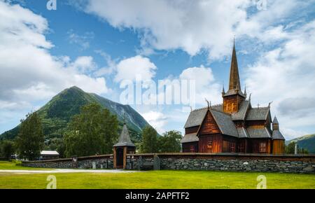 Ancienne église en bois Lom stave (Lom Stavkyrkje), Fossbergom, Sogn og Fjordane County, Norvège. Photographie de paysage Banque D'Images