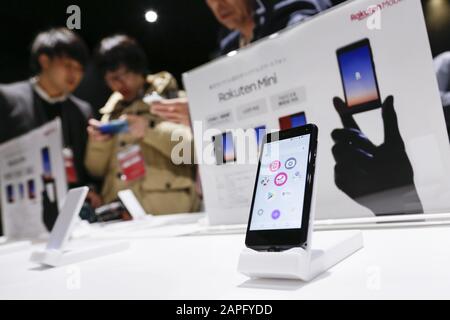 Tokyo, Japon. 23 janvier 2020. Les journalistes essaient le smartphone Rakuten Mini de Rakuten à sa nouvelle succursale d'Ebisu. Rakuten Mobile Inc. A annoncé qu'il fournirait un service d'essai gratuit pour les téléphones mobiles à 20 000 abonnés supplémentaires (actuellement limité à 5 000 utilisateurs) à Tokyo, Osaka et Nagoya avant de lancer un nouveau service à grande échelle, acceptant les applications utilisateur à partir du 3 février. Le nouveau magasin de la région d'Ebisu de Tokyo commencera à prendre les commandes des clients pour acheter le combiné de smartphone Rakuten Rakuten Mini, à partir de ce jeudi. Crédit: Rodrigo Reyes Marin/Zuma Wire/Alay Live News Banque D'Images