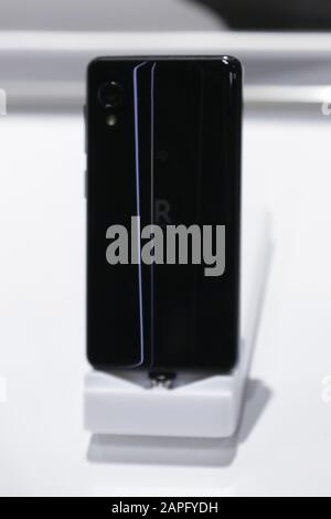 Tokyo, Japon. 23 janvier 2020. Le smartphone de Rakuten ''Rakuten Mini'' est exposé dans sa nouvelle succursale d'Ebisu. Rakuten Mobile Inc. A annoncé qu'il fournirait un service d'essai gratuit pour les téléphones mobiles à 20 000 abonnés supplémentaires (actuellement limité à 5 000 utilisateurs) à Tokyo, Osaka et Nagoya avant de lancer un nouveau service à grande échelle, acceptant les applications utilisateur à partir du 3 février. Le nouveau magasin de la région d'Ebisu de Tokyo commencera à prendre les commandes des clients pour acheter le combiné de smartphone Rakuten Rakuten Mini, à partir de ce jeudi. Crédit: Rodrigo Reyes Marin/Zuma Wire/Alay Live News Banque D'Images