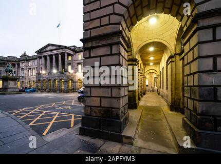 Vue extérieure de la place du Parlement et de la Cour de session dans la vieille ville d'Édimbourg, en Écosse, au Royaume-Uni Banque D'Images