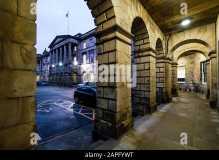 Vue extérieure de la place du Parlement et de la Cour de session dans la vieille ville d'Édimbourg, en Écosse, au Royaume-Uni Banque D'Images