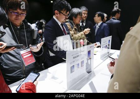Tokyo, Japon. 23 janvier 2020. Les journalistes essaient le smartphone Rakuten Mini de Rakuten à sa nouvelle succursale d'Ebisu. Rakuten Mobile Inc. A annoncé qu'il fournirait un service d'essai gratuit pour les téléphones mobiles à 20 000 abonnés supplémentaires (actuellement limité à 5 000 utilisateurs) à Tokyo, Osaka et Nagoya avant de lancer un nouveau service à grande échelle, acceptant les applications utilisateur à partir du 3 février. Le nouveau magasin de la région d'Ebisu de Tokyo commencera à prendre les commandes des clients pour acheter le combiné de smartphone Rakuten Rakuten Mini, à partir de ce jeudi. Crédit: Rodrigo Reyes Marin/Zuma Wire/Alay Live News Banque D'Images