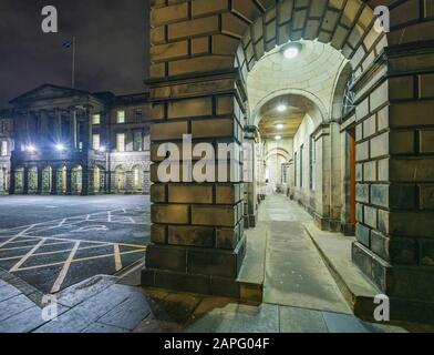 Vue extérieure de la place du Parlement et de la Cour de session dans la vieille ville d'Édimbourg, en Écosse, au Royaume-Uni Banque D'Images