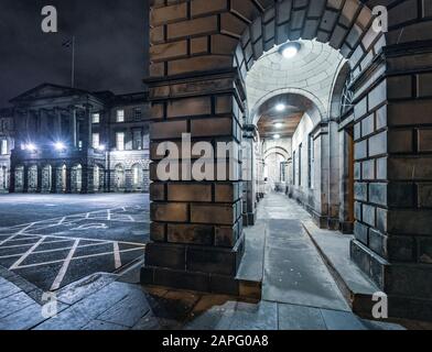 Vue extérieure de la place du Parlement et de la Cour de session dans la vieille ville d'Édimbourg, en Écosse, au Royaume-Uni Banque D'Images