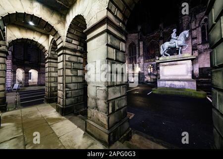 Vue extérieure de la place du Parlement et de la Cour de session dans la vieille ville d'Édimbourg, en Écosse, au Royaume-Uni Banque D'Images