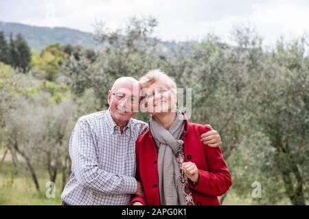 Portrait de couple senior, oliviers en arrière-plan, Florence, Italie Banque D'Images