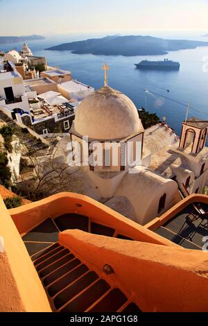 Église et bâtiments blanchis à la chaux et cubiformes, Cyclades de l'île de Santorin (Thira), Grèce Banque D'Images