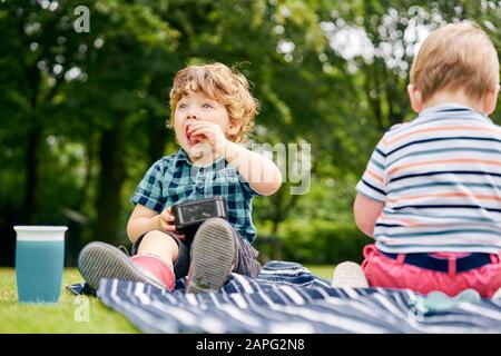 Repas pour les tout-petits dans le parc Banque D'Images