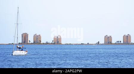 Yacht naviguant à travers la mer méditerranée contre la côte de la Manga, pendant la saison d'été. Profitez d'une activité saisonnière pour vous détendre et vous détendre Banque D'Images