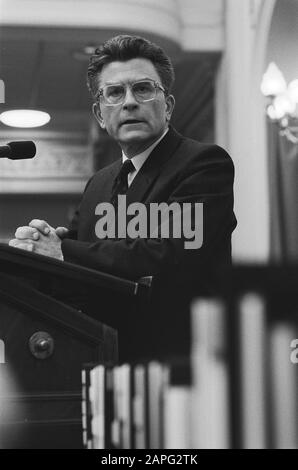 Le député de l'ADC Van Dijk, ancien président du comité d'enquête parlementaire, pose des questions au ministre de la Justice au sujet des actions de de Vries van RSV; Van Dijk/Date: 17 décembre 1985 mots clés: Nom de l'institution politique: RSV Banque D'Images