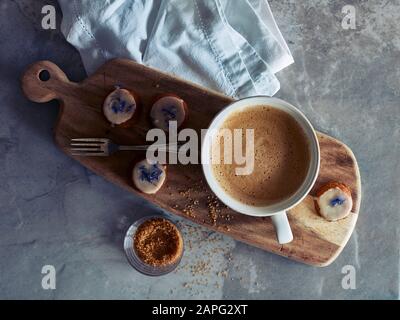 Tasse de café et biscuits sur planche en bois Banque D'Images