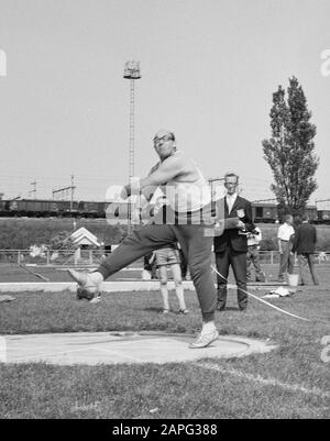 Compétitions internationales d'athlétisme, Cees Koch (lancer de discus) en action; Banque D'Images