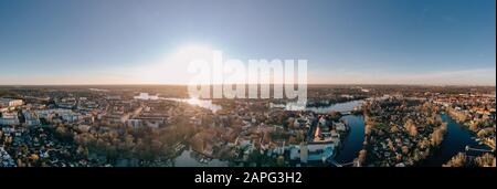 Panorama drone photo de la vieille ville Kopenick Berlin au lever du soleil Banque D'Images