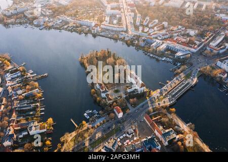 Panorama drone photo de l'île du Château à Treptow-Kopenick Berlin Banque D'Images