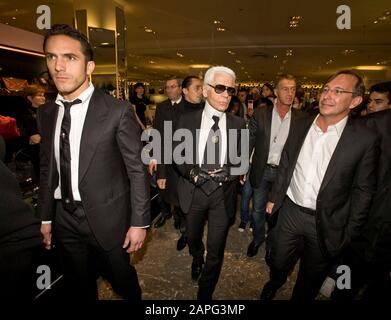 KARL LAGERFELD VISITE DU MAGASIN PRINTEMPS, PARIS Banque D'Images