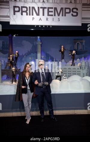 KARL LAGERFELD ET VANESSA PARADIS À PARIS Banque D'Images